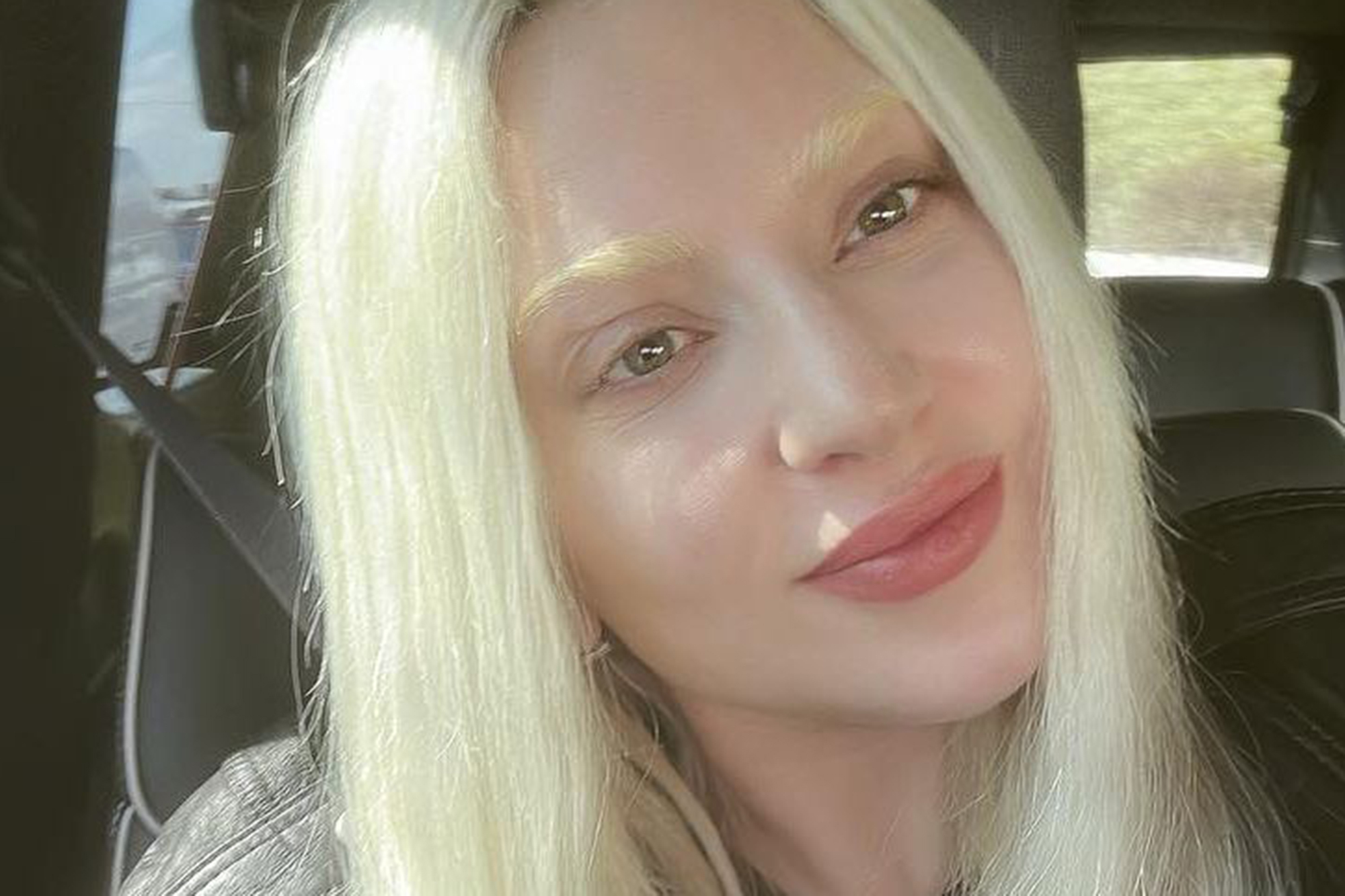 Woman Gaga bleaches her eyebrows for her birthday and extra star snaps