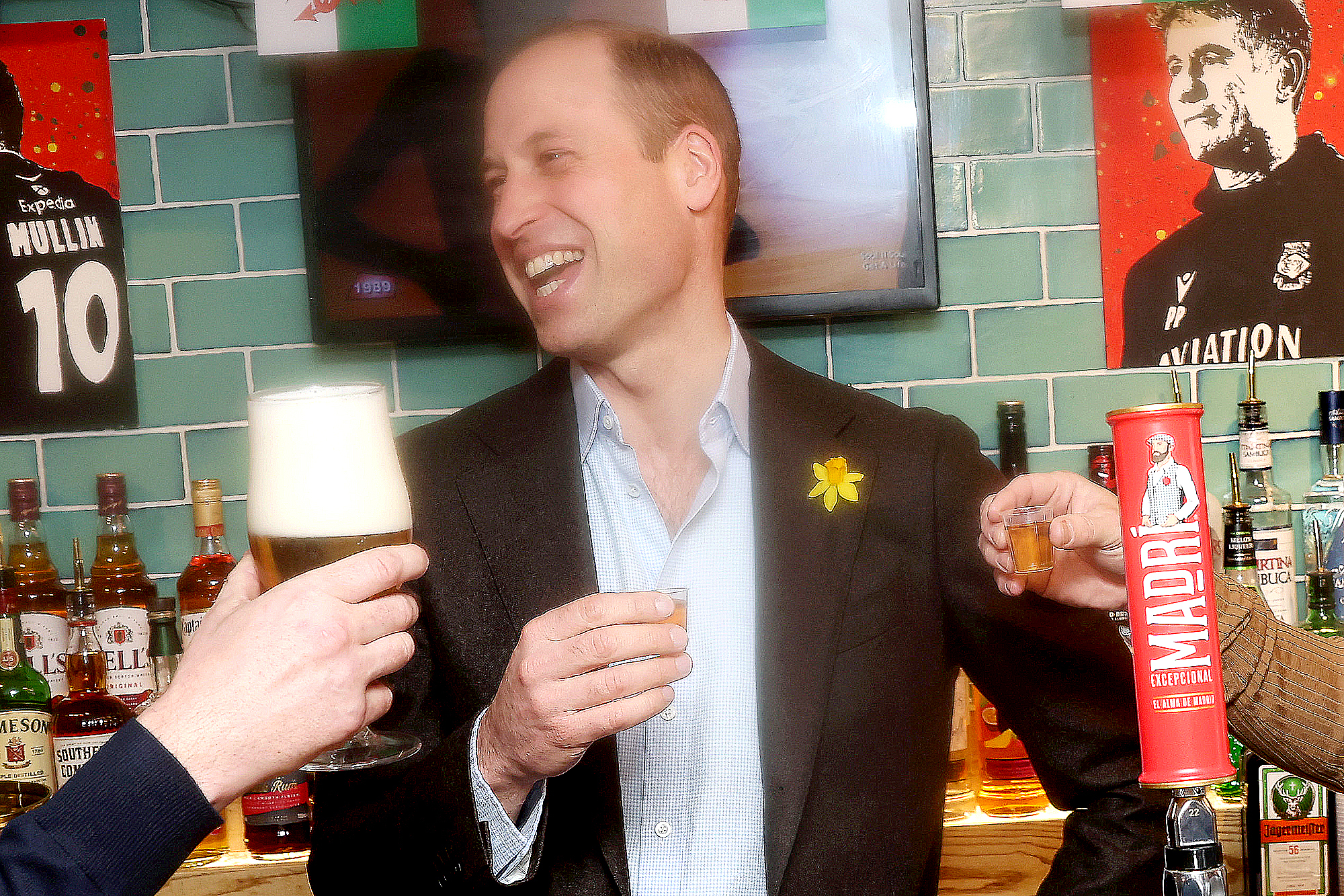 Prince William enjoys a drink with Rob McElhenney and extra star snaps