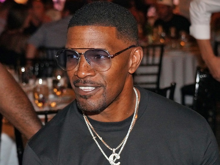 Jamie Foxx Sings Karaoke With the Stars Of Actual Housewives’ of Atlanta