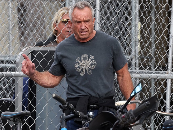 Robert F. Kennedy Jr. Works Out at Gold’s Fitness center Day After Deep Frying Turkey