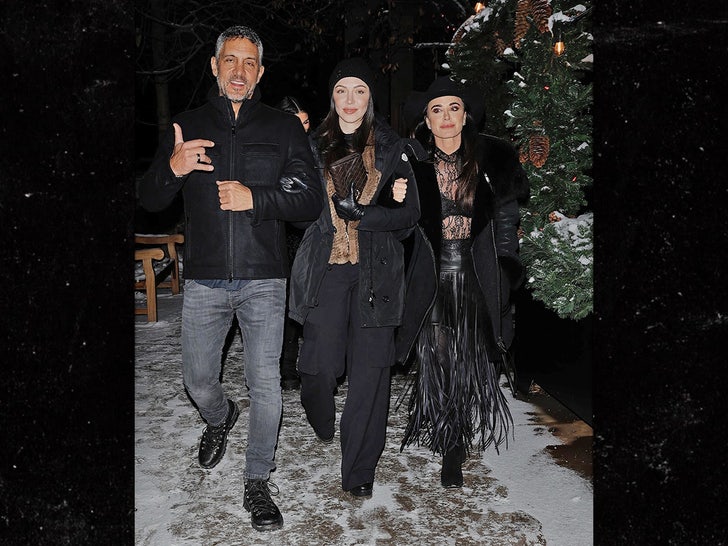 Mauricio Umansky and Kyle Richards Seize Dinner With Daughters in Aspen