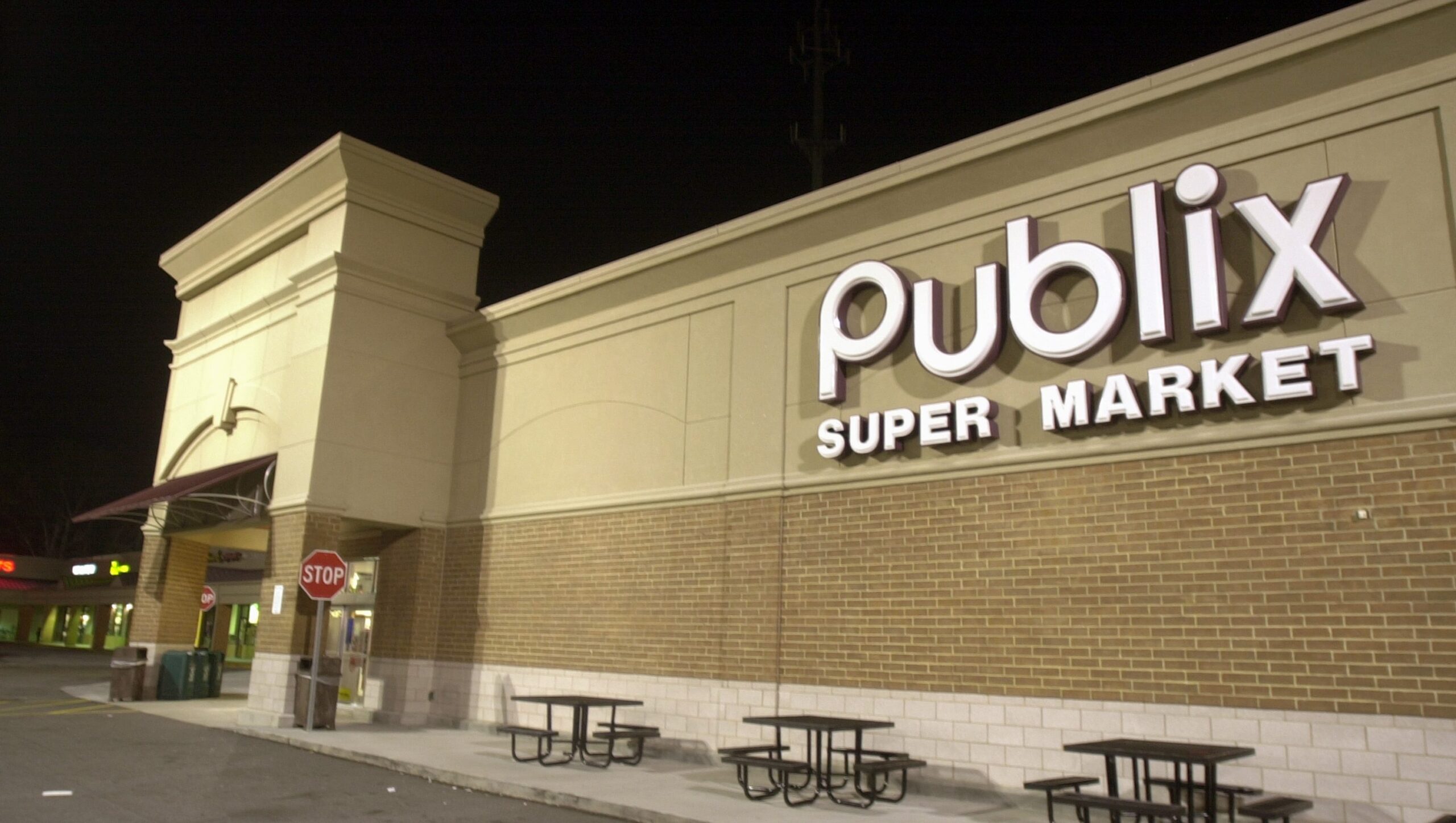 Grocery Stores Open on New Year’s Eve: Walmart, Publix & More Stores’ Hours