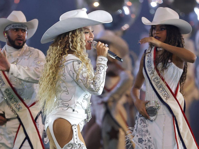 Beyoncé Brings Daughter Blue Ivy Out for NFL Christmas Halftime Present