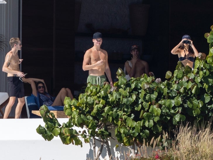 Cindy Crawford & Rande Gerber Lounge Poolside With Youngsters in Cabo